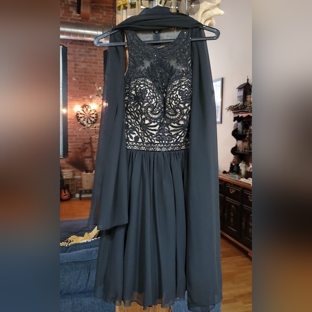 Elegant Black Lace Evening Gown